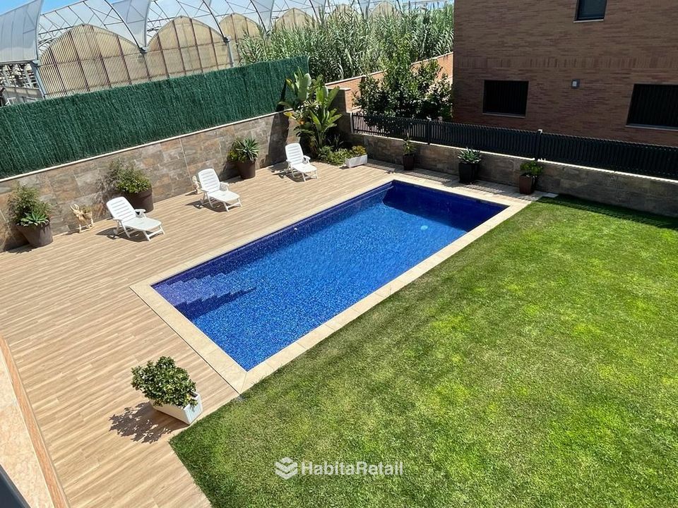 Piscina con solárium