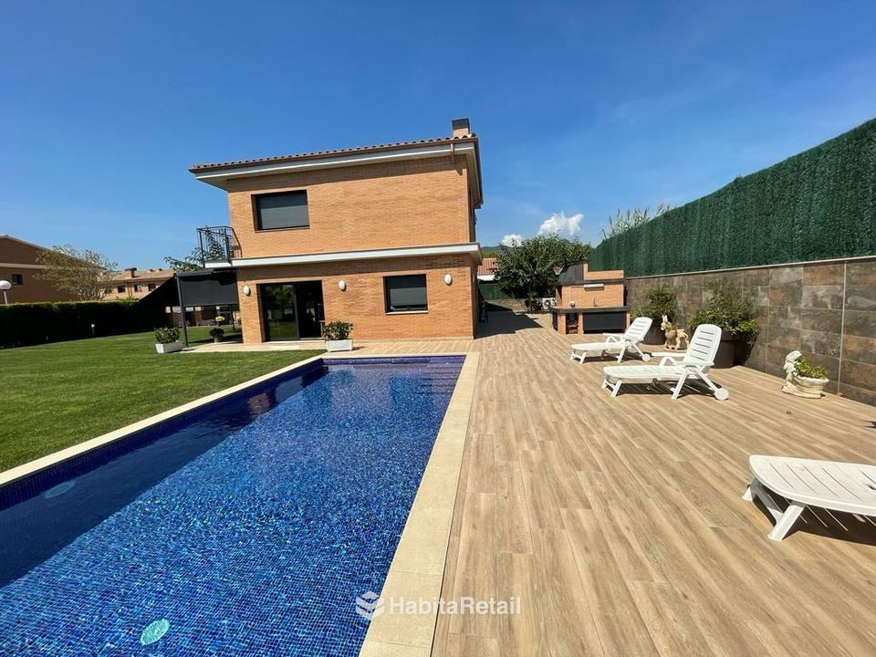 Piscina y jardín