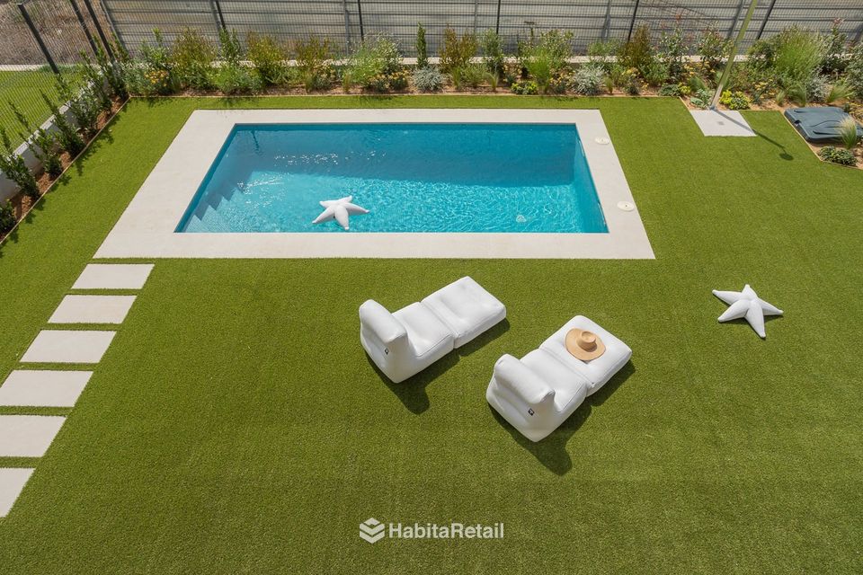 Jardín y piscina desde arriba