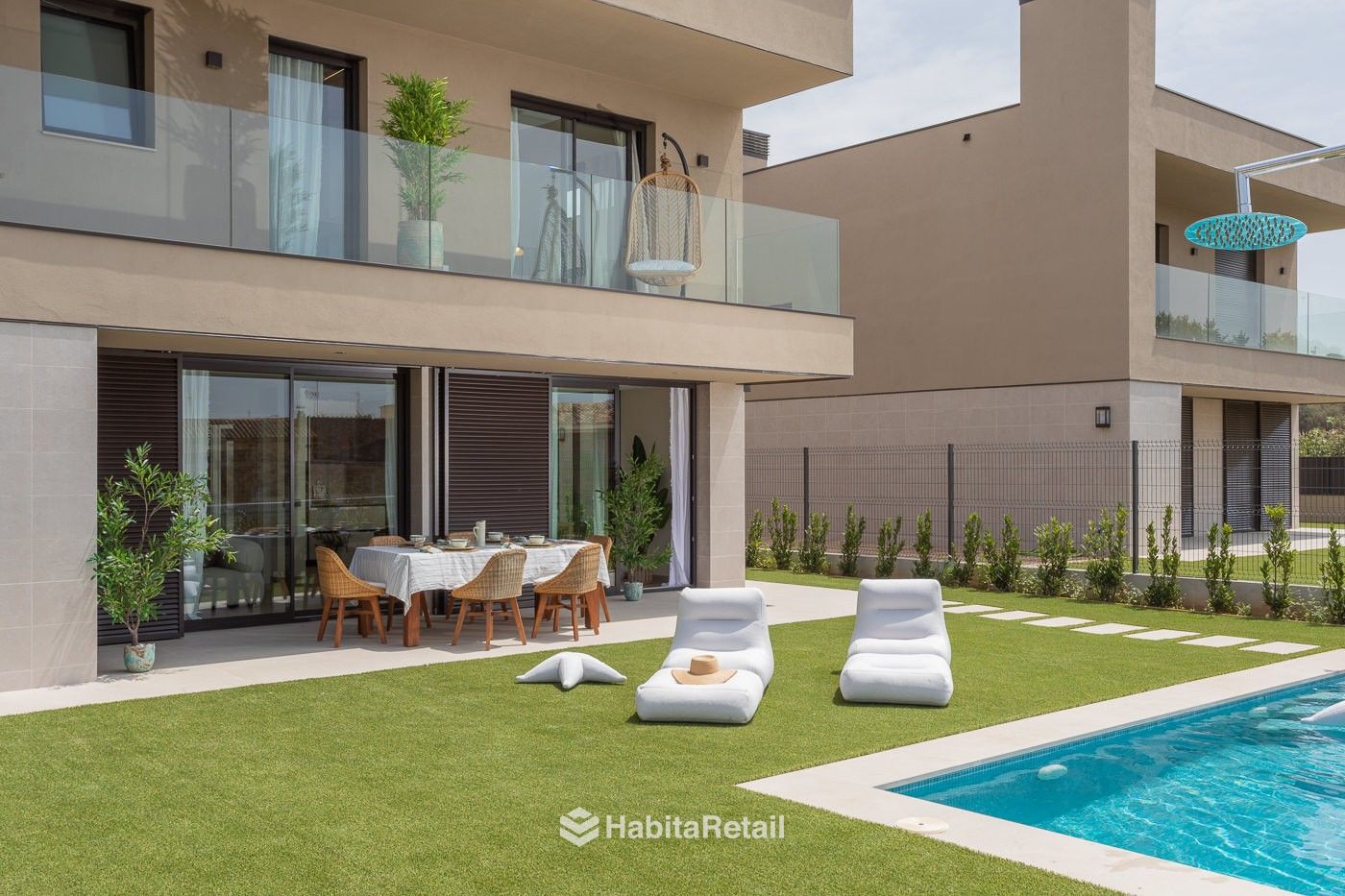 Jardín con piscina privada