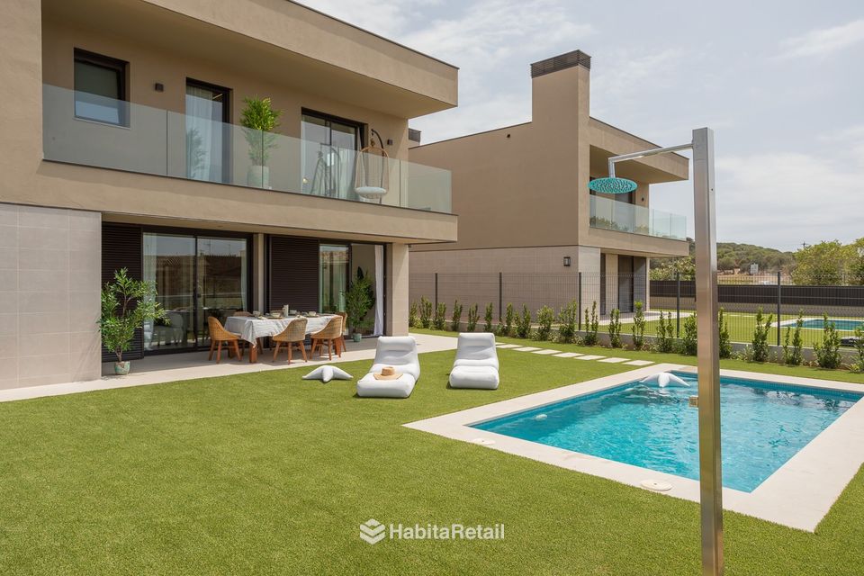 Piscina y porche