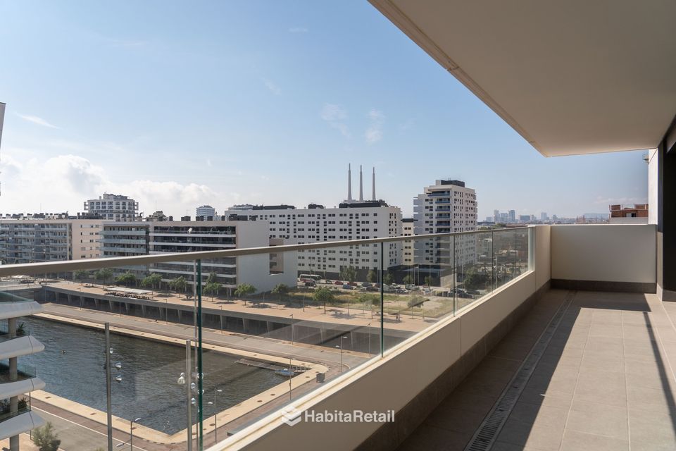 Terraza con vistas al canal y a las Tres Xemeneies