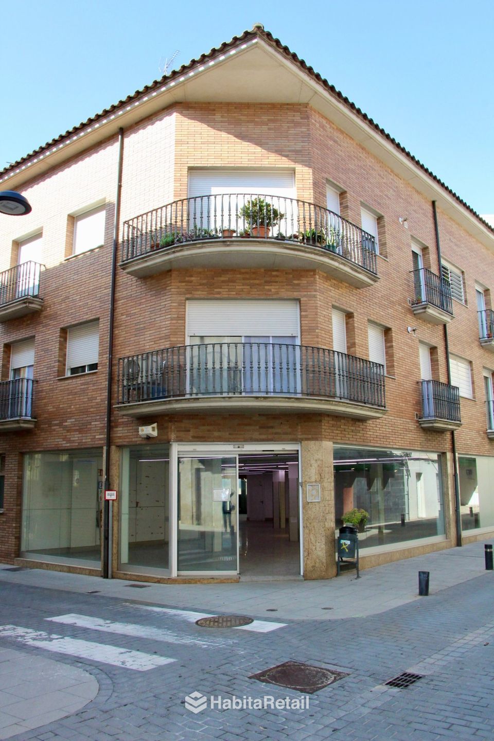 Fachada en esquina, con escaparates a dos calles
