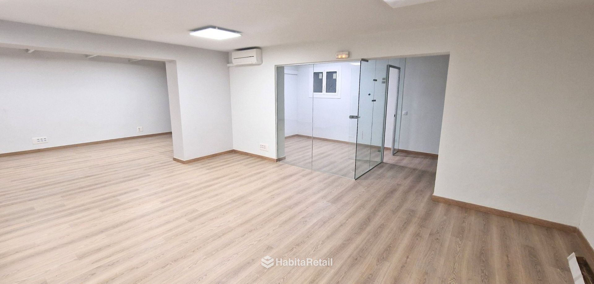 Sótano: sala diáfana y despacho acristalado