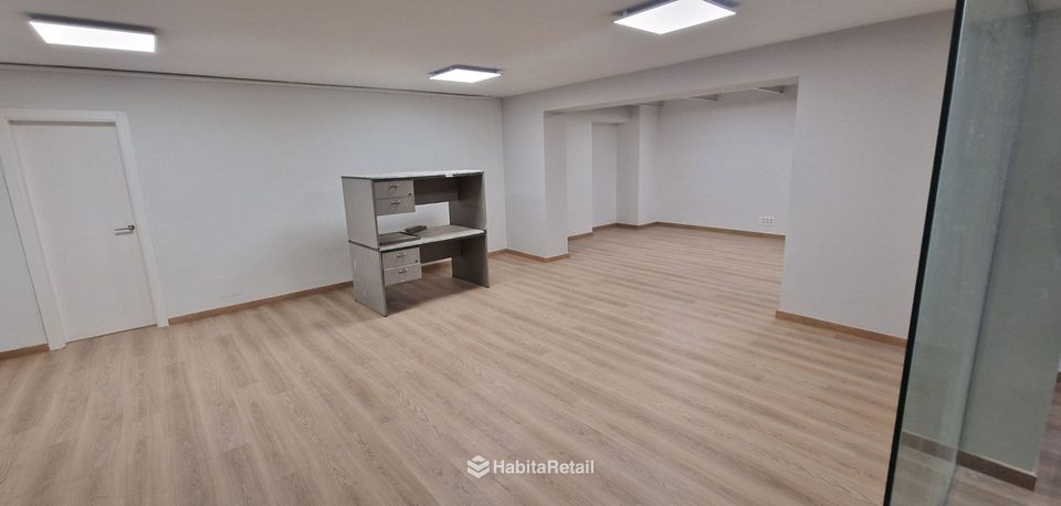 Sótano: sala principal con suelo laminado