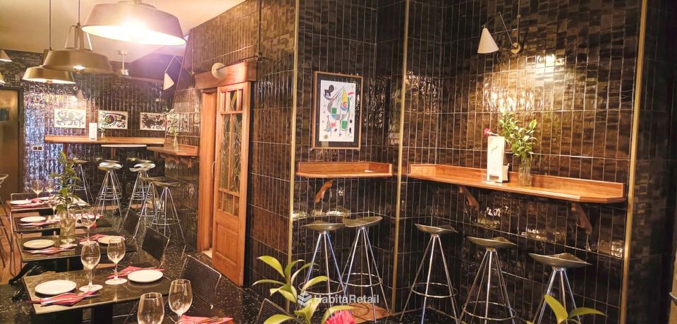 Sala con mesas altas
