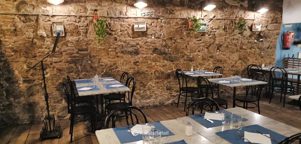 Comedor con pared de piedra