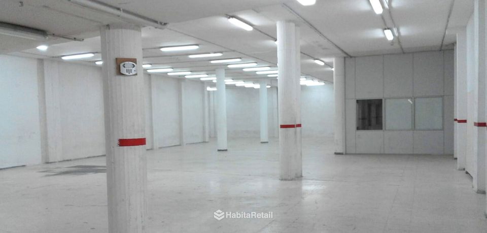 Planta con oficinas al fondo