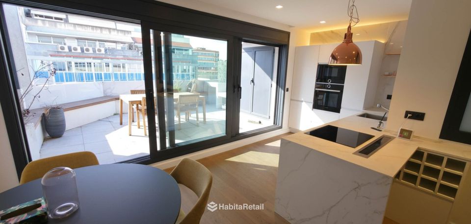 Cocina con isla y ventanal corredero a la terraza