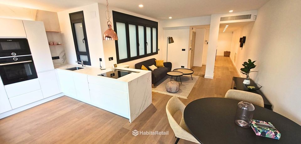 Cocina y salón desde el comedor, con el pasillo al fondo