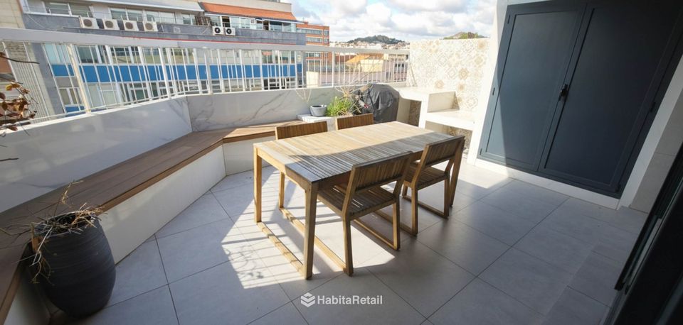 Terraza principal con mesa, banco corrido y barbacoa