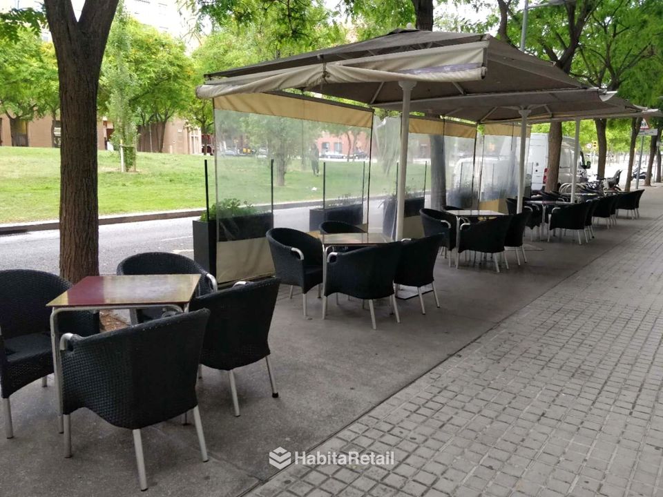 Terraza cerrada en la acera