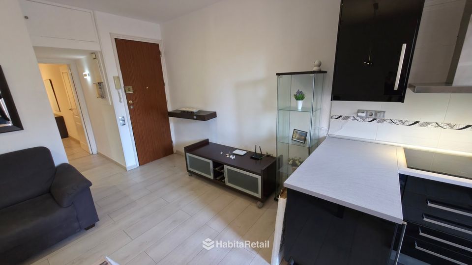Salón con cocina abierta