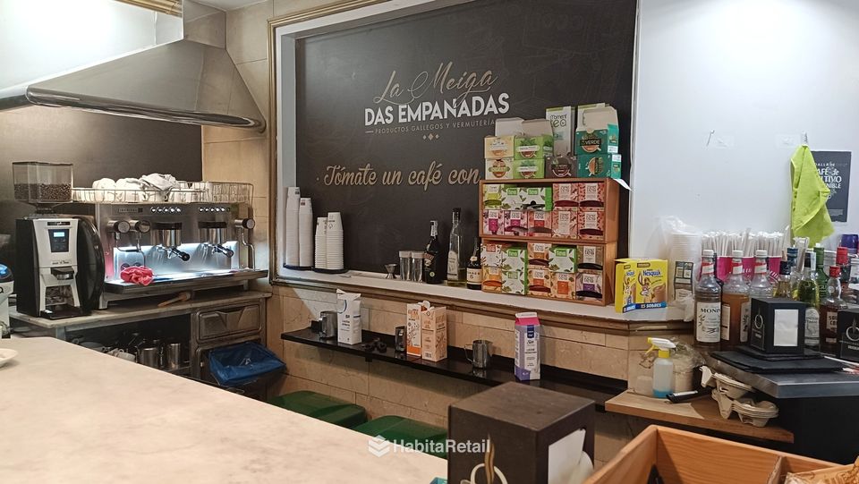 Barra con cafetera
