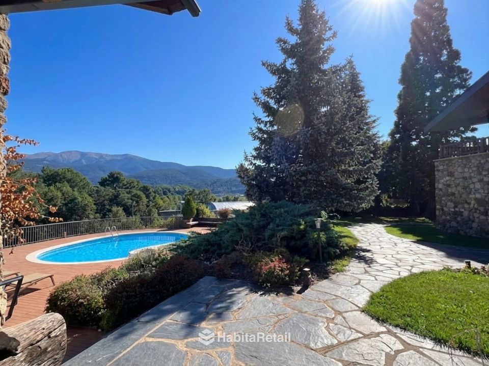 Jardín y piscina, con vistas a la montaña