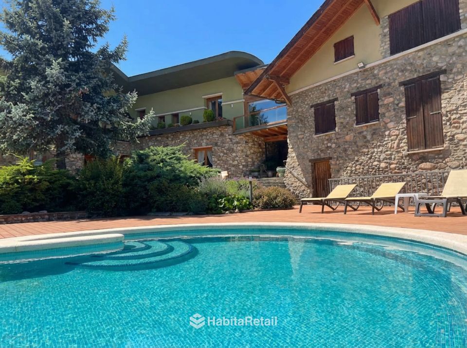 Piscina y vivienda principal