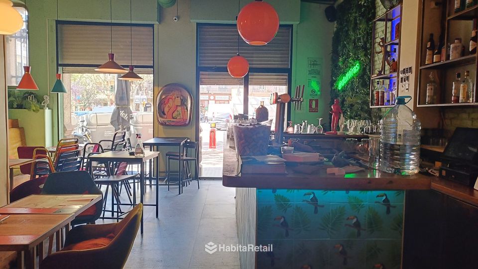 Barra y sala con salida a la calle