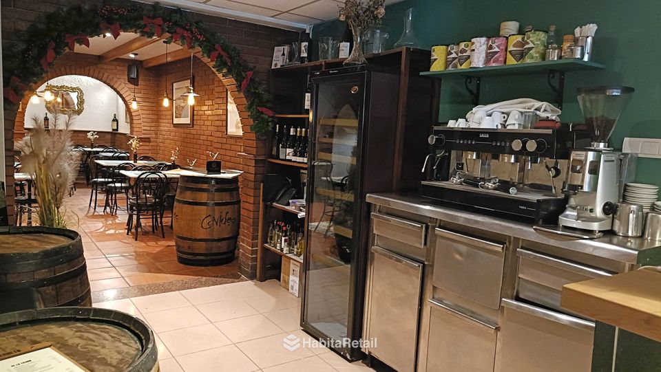 Barra con cafetera, vista hacia el comedor