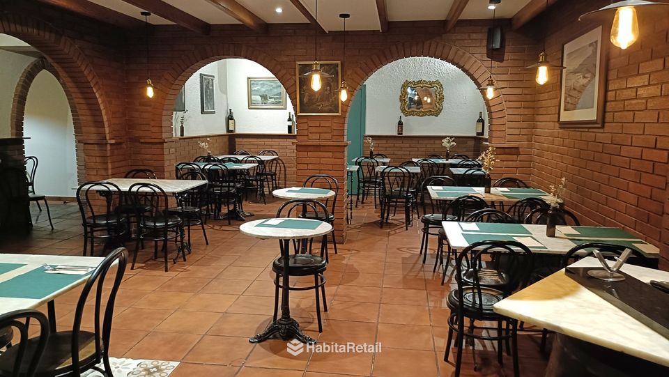 Comedor del fondo, con arcos de ladrillo