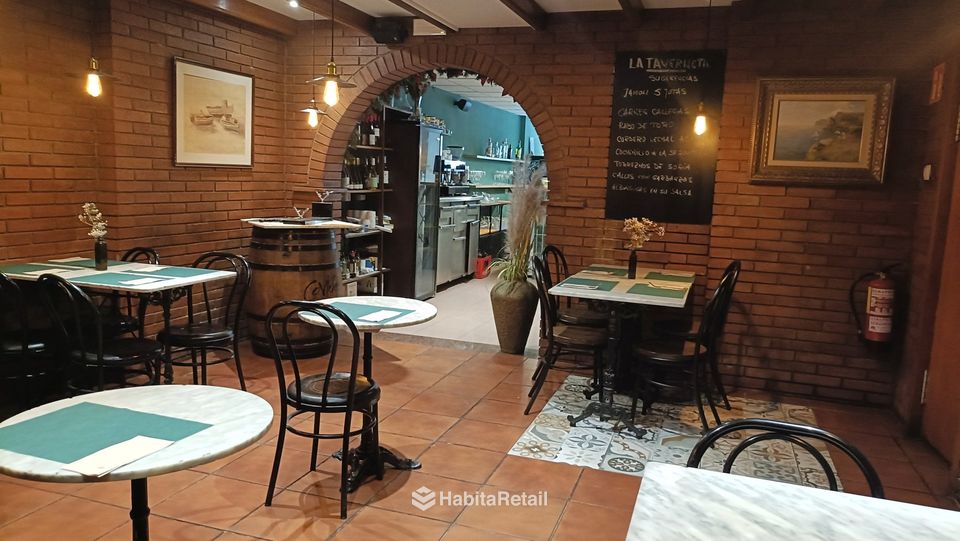 Comedor con el paso a la barra