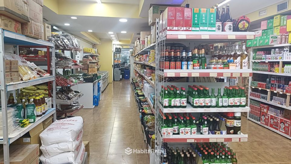 Pasillo de bebidas y conservas