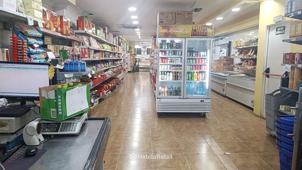 Zona de cajas junto a la entrada