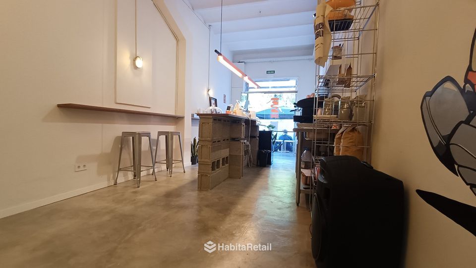 Sala con barra de pared
