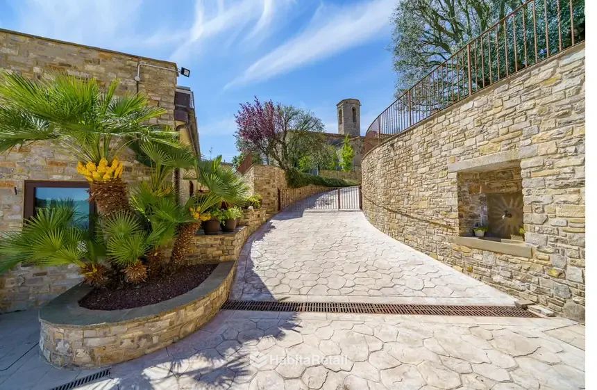 Paseo junto al muro perimetral