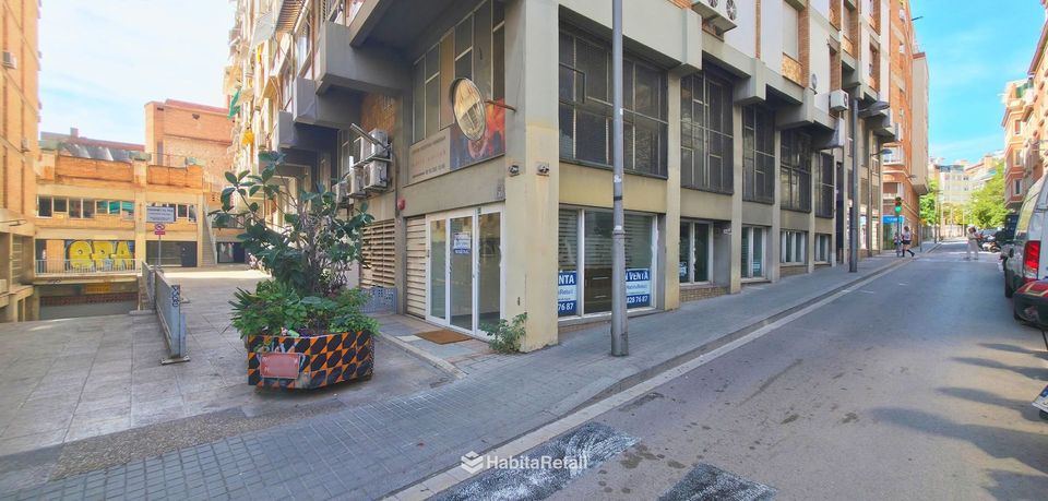 Fachada del local con sus escaparates