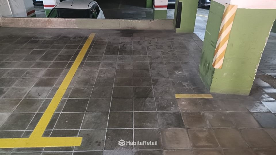 La plaça, al costat de la columna