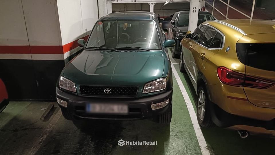 La plaza con un coche aparcado