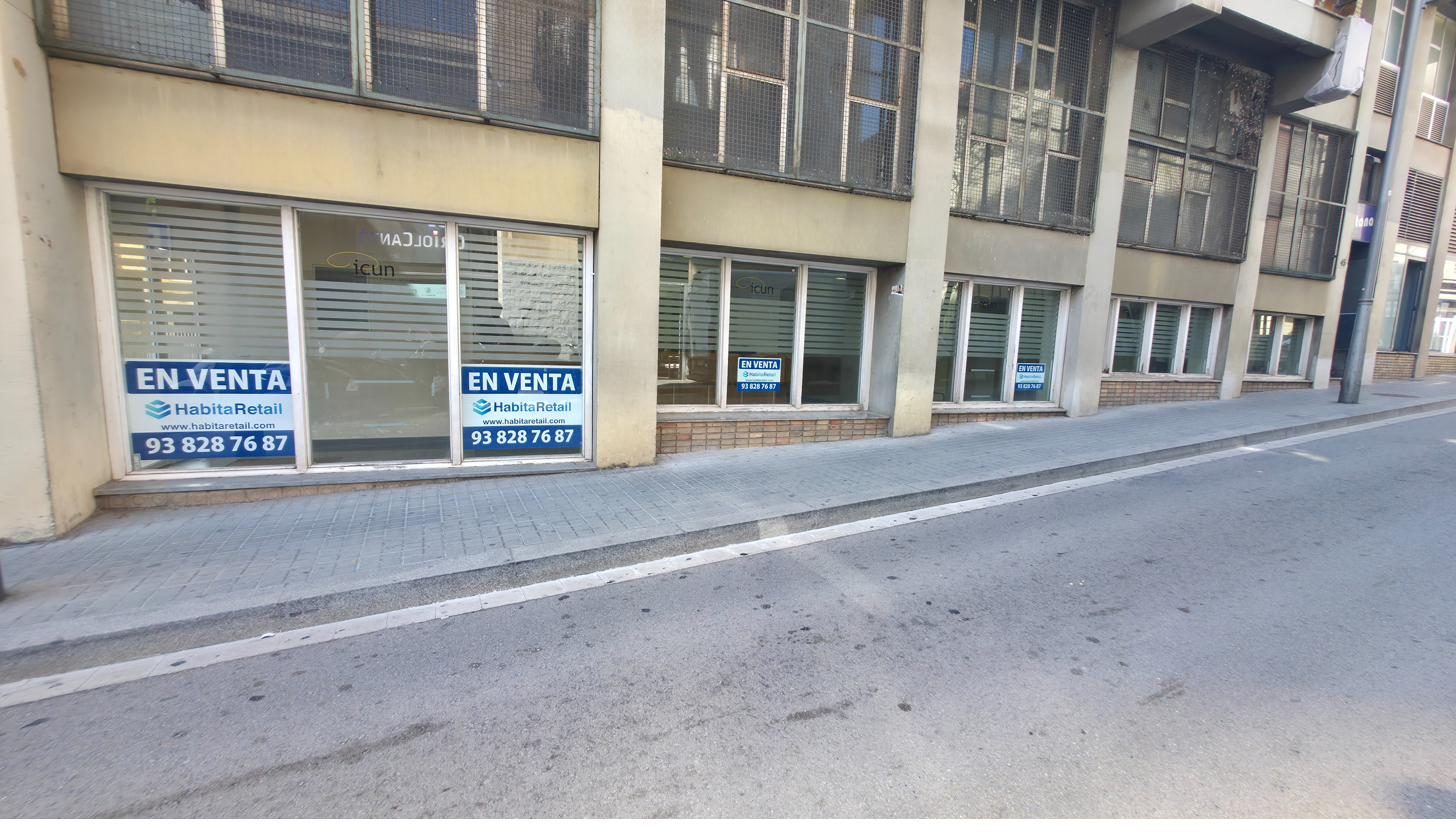 Fachada del local con los escaparates y los carteles de venta de HabitaRetail
