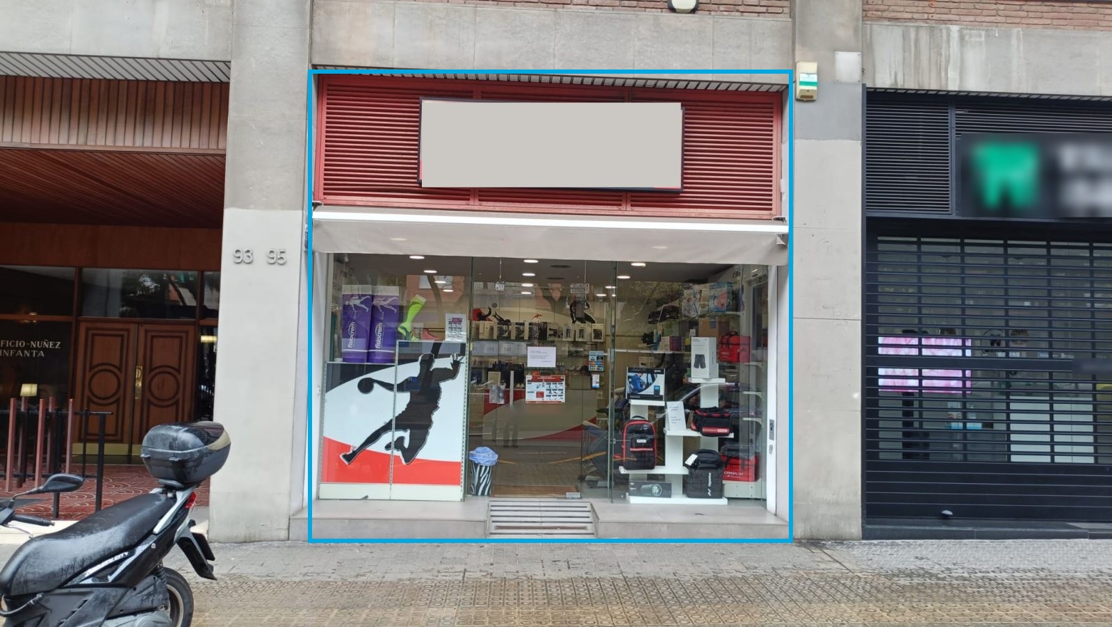 Fachada a la avenida, con el local marcado